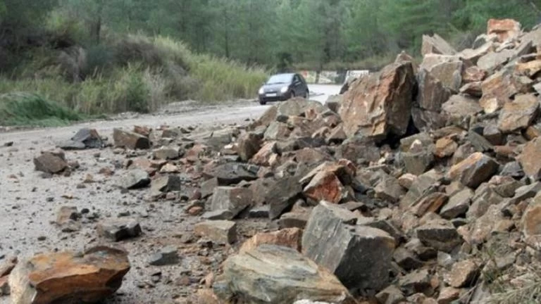 Αχαΐα: Κατολίσθηση κοντά στο Μέγα Σπήλαιο